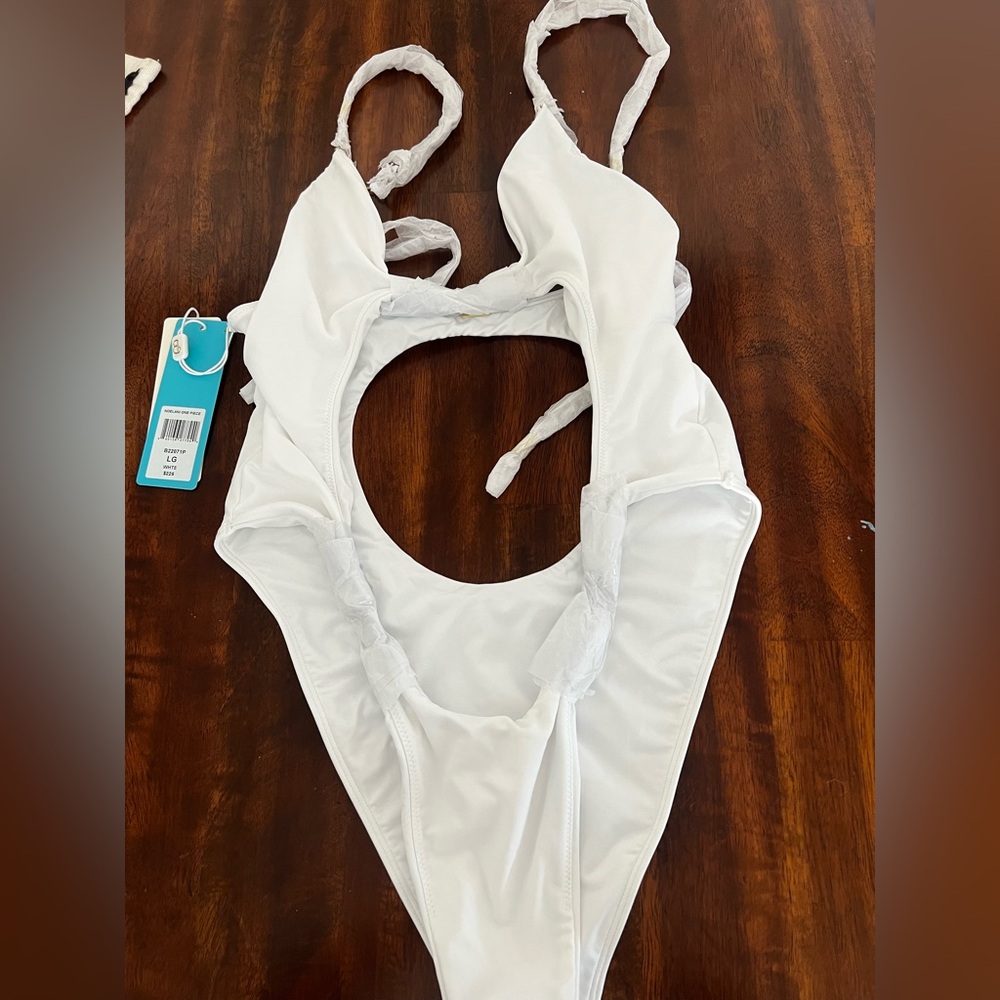 Beach Bunny Swimsuit – White – Size Large – New With Tags